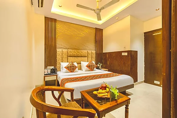 hotel with swimming pool in paharganj, delhi - hotel golden wings