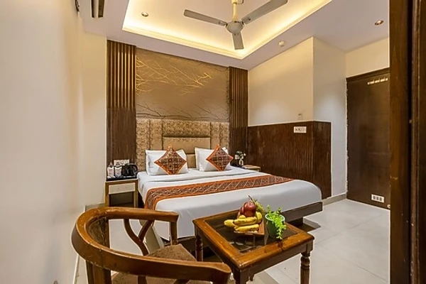 hotel with party hall in paharganj, delhi - hotel golden wings