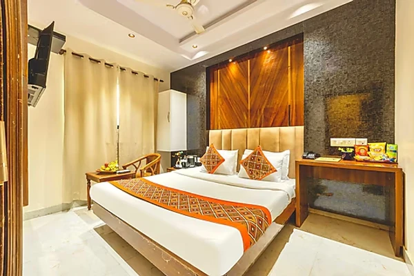 hotel with swimming pool in paharganj, delhi - hotel golden wings