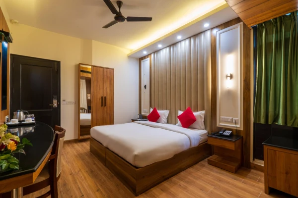hotel with bar in east of kailash, delhi - hotel grand ffour