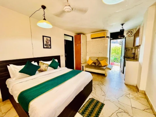 best luxury hotel in hotel hauzkhas inn delhi