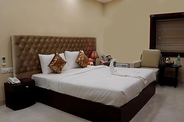 best hotels for unmarried couples in hotel laffaire delhi