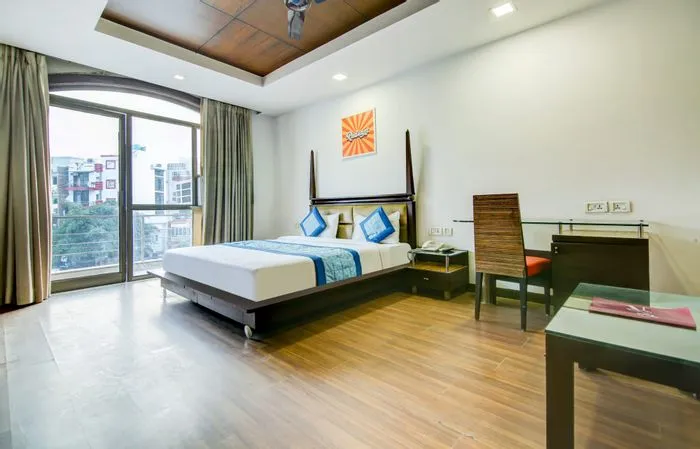 top luxury hotels in hotel le grand delhi