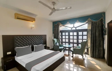 jacuzzi hotel in kalkaji, delhi - hotel lloyd house