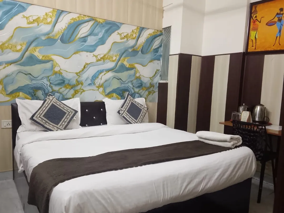 flexible hotel booking in hotel mannat centric delhi