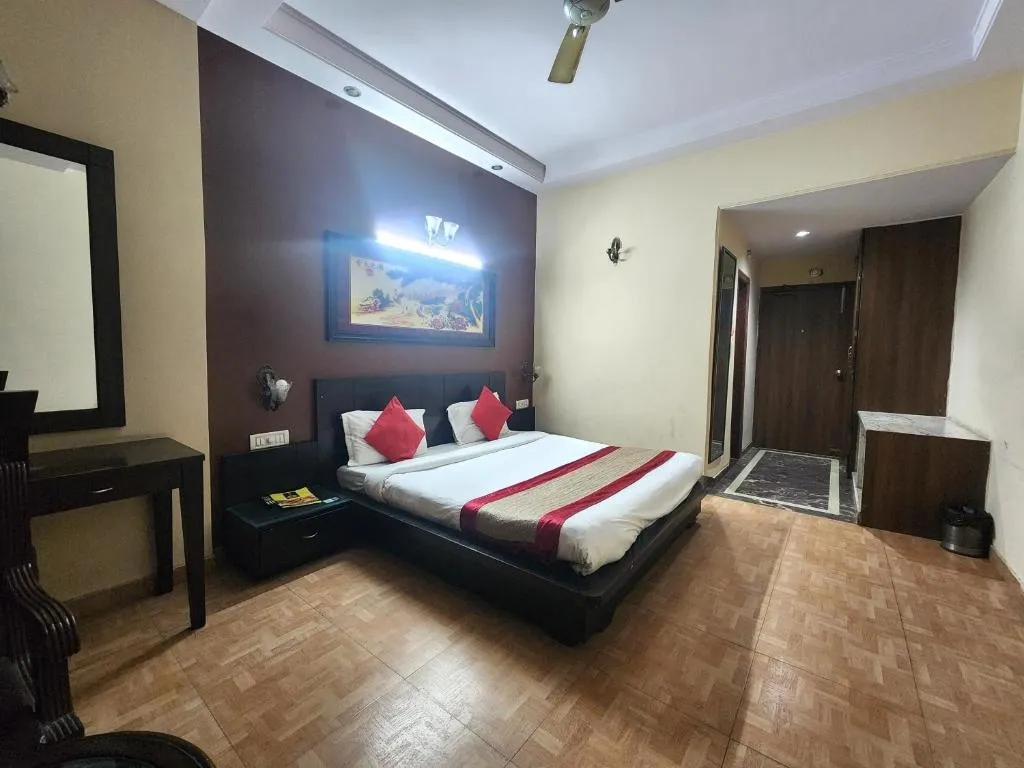 best luxury hotels in hotel mid town delhi