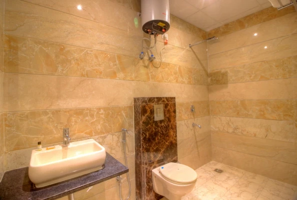 hotel with free parking in mahipalpur, delhi - hotel paragon suites near delhi airport