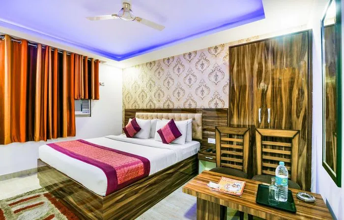 luxury hotels in hotel pearl entrance delhi