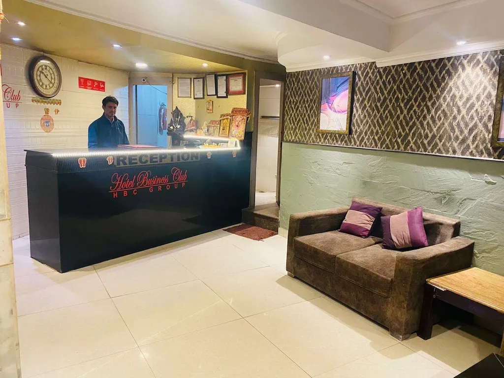 hotel with free parking in mahipalpur, delhi - hotel red blue