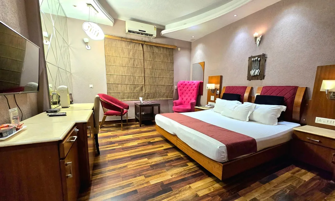 luxury hotel in hotel royal castle grand delhi