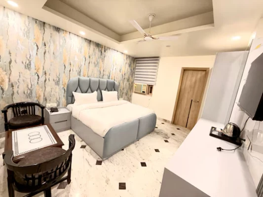 hotel with bar in karolbagh, delhi - hotel royal gold palace