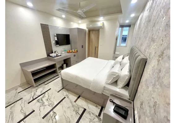 hotel with swimming pool in karolbagh, delhi - hotel royal gold palace