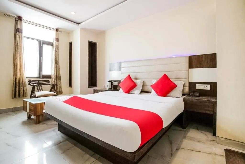 tourist hotels in hotel saffron inn delhi delhi