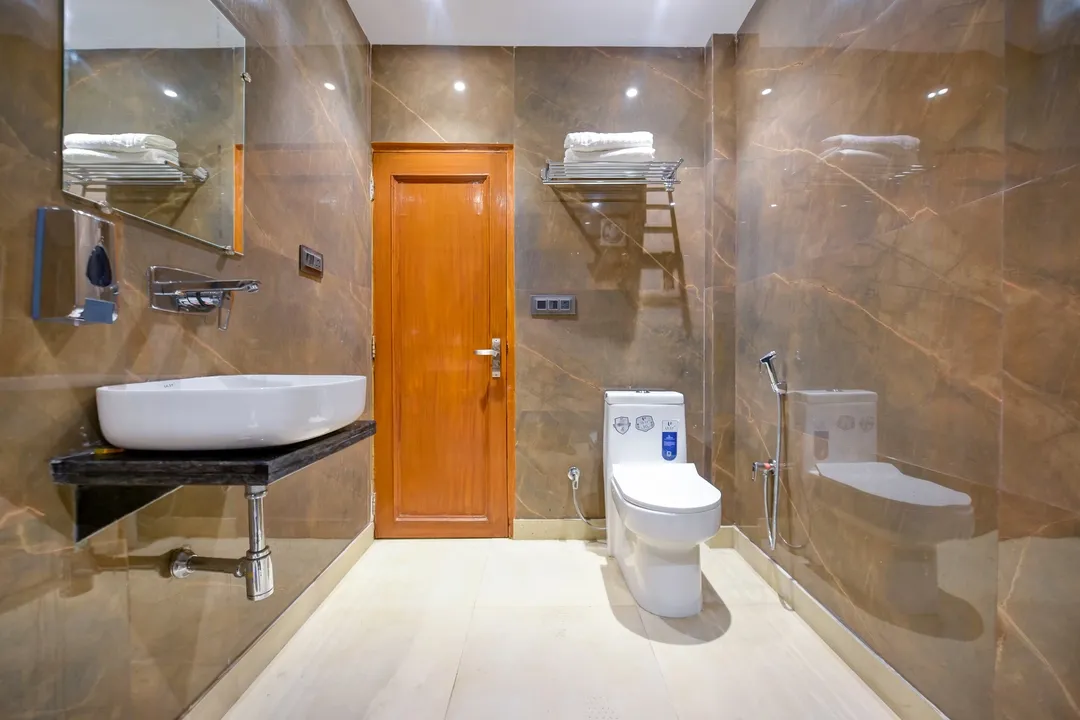 best luxury hotels in hotel surya plaza delhi