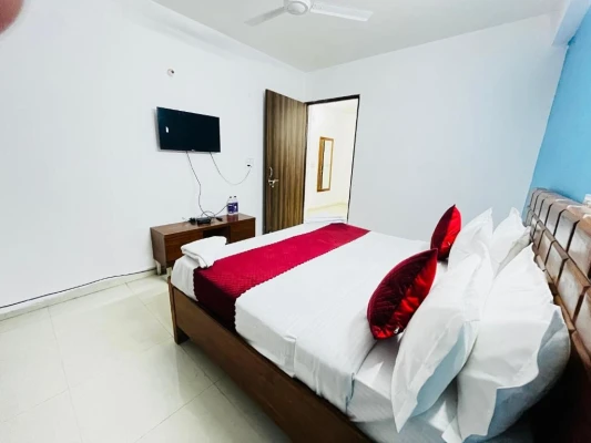 hotel with swimming pool in chattarpur, delhi - hotel suzu inn
