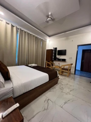 online room booking in dwarka, delhi - hotel the royal galaxy blest park