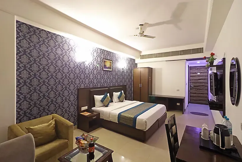 hotel with swimming pool in mahipalpur, delhi - hotel venus plaza