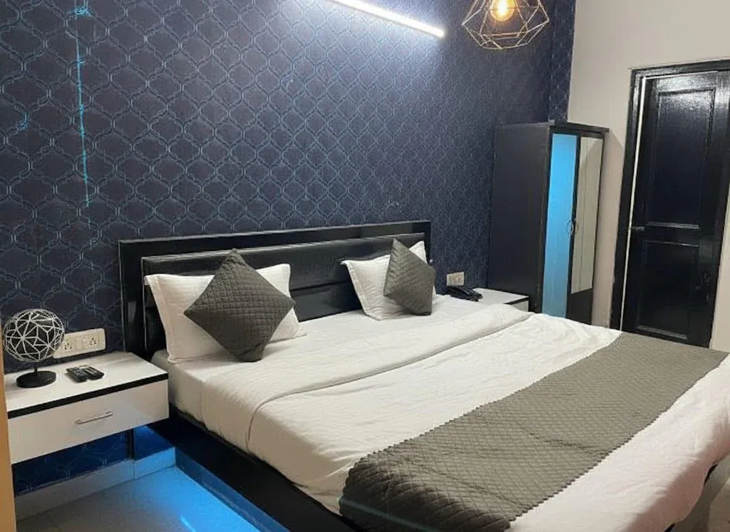 luxury hotel in hotel viraj residency delhi