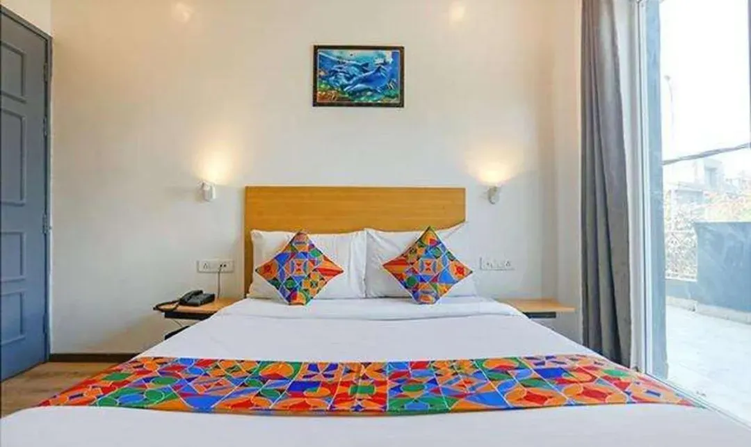cheap and best hotels in hotel yellow chilli delhi