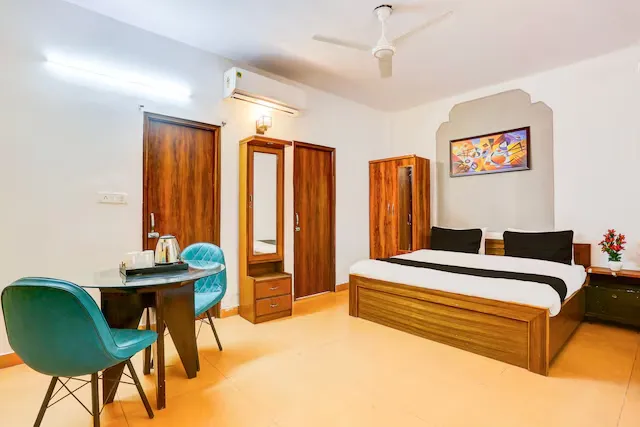 hotel with bar in panchsheel park, delhi - kc hotels