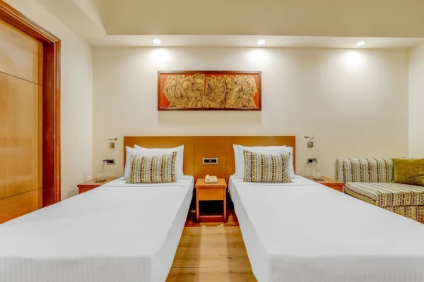 hotel with banquet hall in aerocity, delhi - lemon tree hotel delhi airport