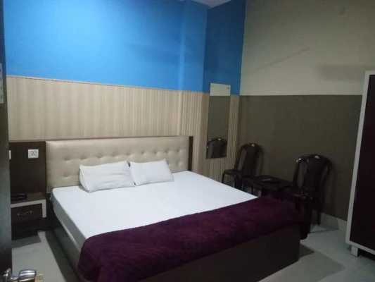 hotel with free parking in jeewan nagar, delhi - lotus guest house