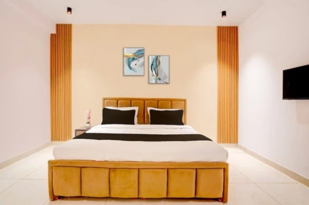 hotel with bar in vishnu garden, delhi - parampara hotel