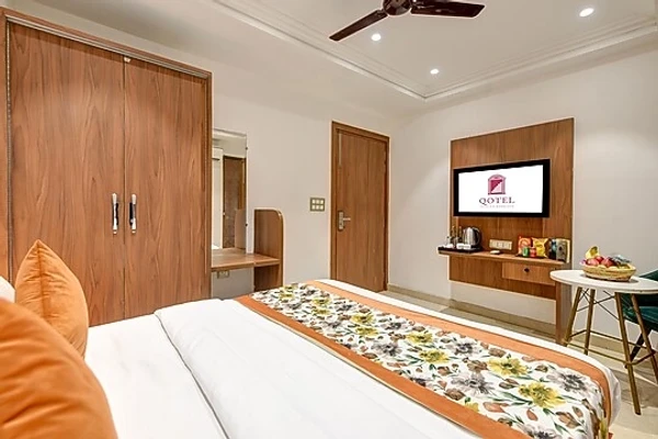jacuzzi hotel in ashok vihar, delhi - qotel comfort ashok vihar