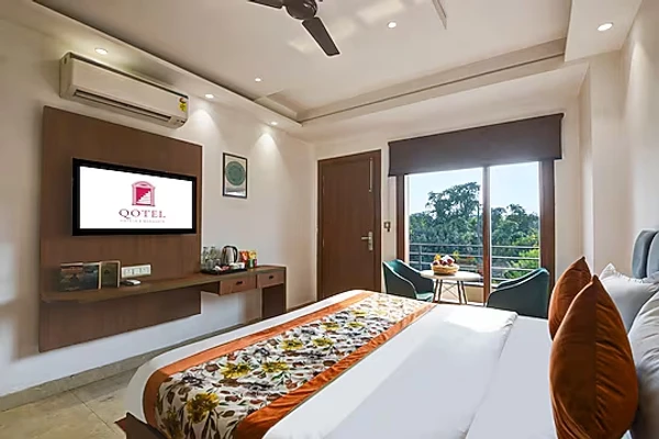 hotel with bar in ashok vihar, delhi - qotel comfort ashok vihar