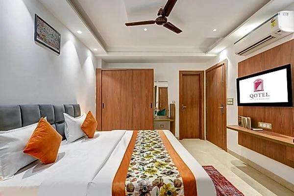 hotel with party hall in ashok vihar, delhi - qotel comfort ashok vihar