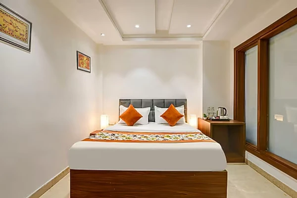 luxury hotel in qotel comfort ashok vihar delhi