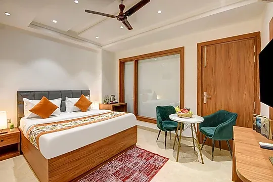 hotel with bar in ashok vihar, delhi - qotel comfort ashok vihar