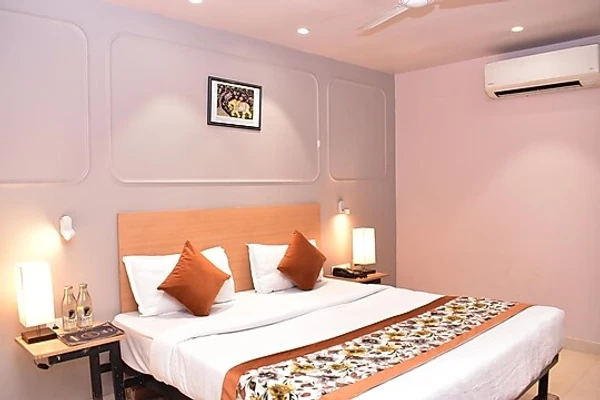 punjabi bagh, delhi hotel booking - qotel comfort golden saffron punjabi bagh