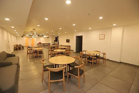 online room booking in anand vihar, delhi - qotel comfort ip residency east delhi preet vihar