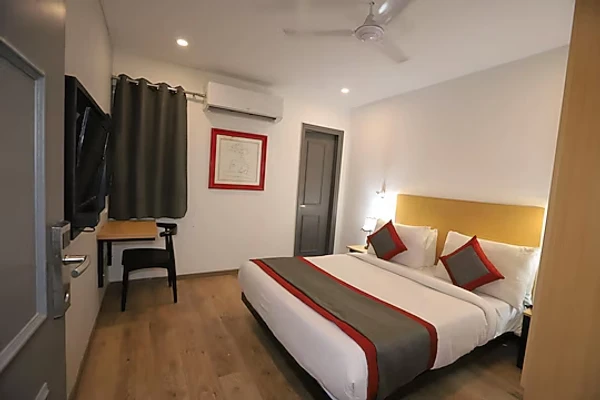 hotel with party hall in anand vihar, delhi - qotel comfort ip residency east delhi preet vihar