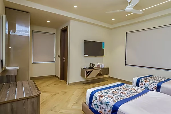 hotel with swimming pool in south delhi, delhi - qotel signature coleman janakpuri