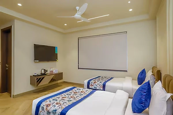 hotel with swimming pool in south delhi, delhi - qotel signature coleman janakpuri