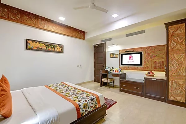hotel in rajouri garden, delhi for family - qotel signature lavish inn rajouri garden