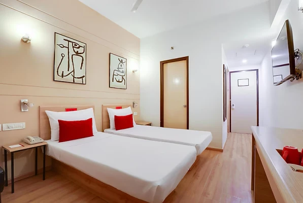 3 star hotel in mayur vihar phase 3, delhi - red fox by lemon tree hotels east delhi