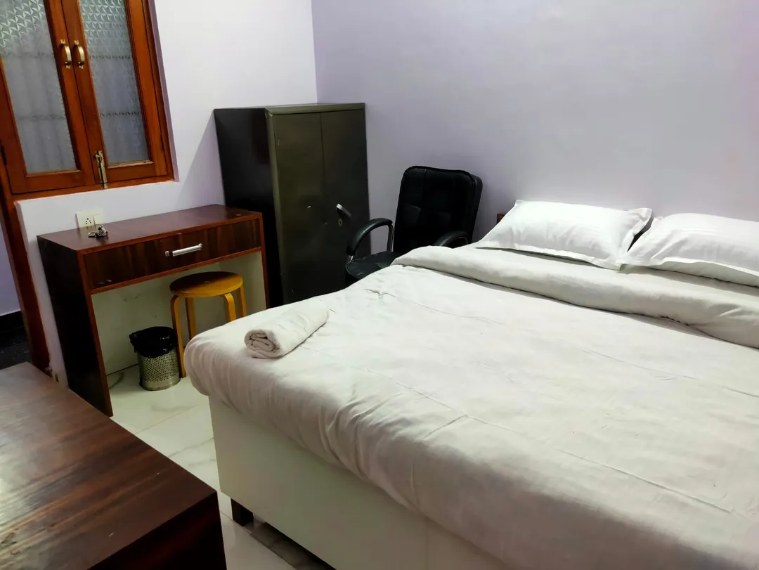 hotel with bar in moti bagh, delhi - stass cosy room
