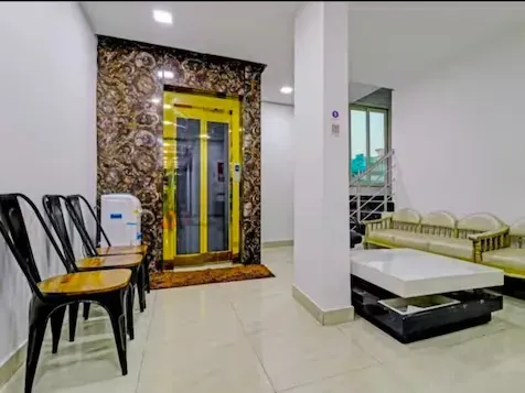 luxury hotel in the arrow hotel greater kailash m block market delhi