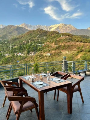 hotel with banquet hall in temple road, dharamshala - heryk hillview hotel