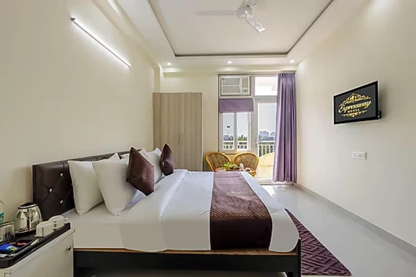 hotel with bar in bhathan chowk, dwarka - hotel the vanta luxe near yashobhoomi