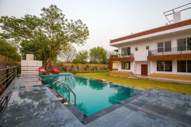 hotel with bar in khori jamalpur, faridabad - elivaas amber villa 3-bhk retreat with pvt pool & game room