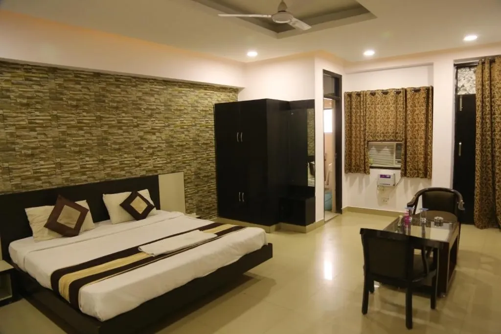 hotel near faridabad railway station - rockwood inn