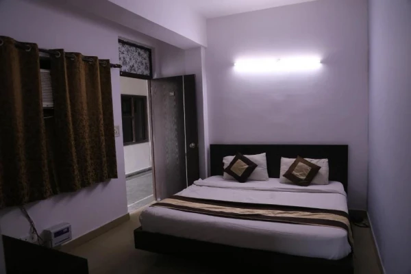 hotel with swimming pool in sector 28, faridabad - rockwood inn