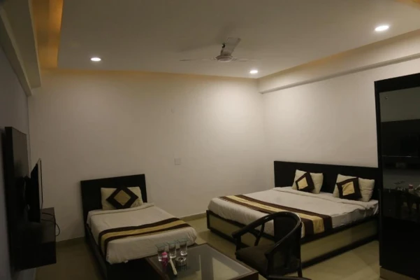 hotel with bar in sector 28, faridabad - rockwood inn
