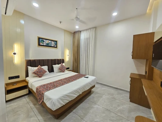 best hotels for couple in hotel shivalin gandhinagar