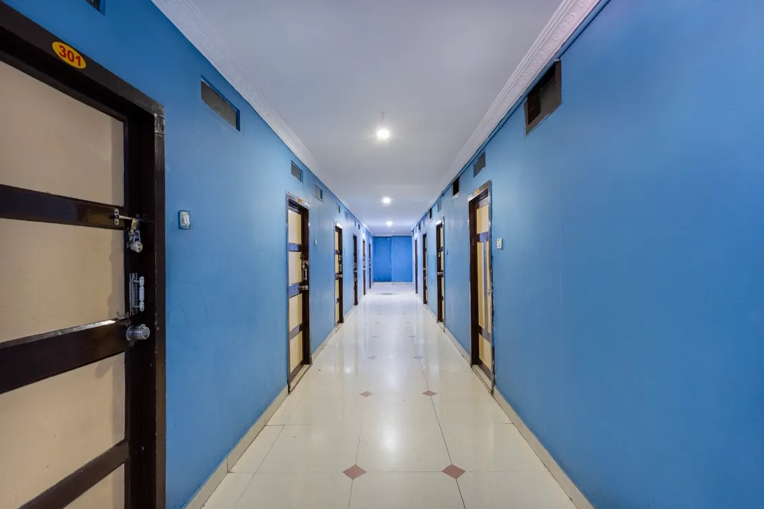 hotel with swimming pool in kothapeta, guntur - hotel swarna mayuri