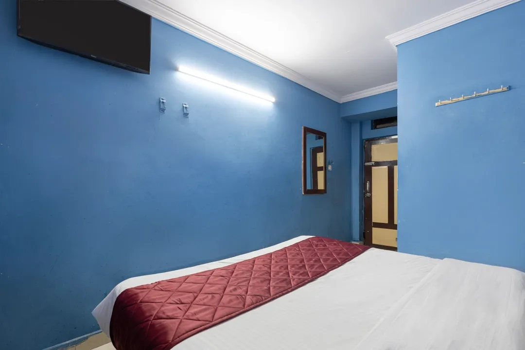 hotel with bar in kothapeta, guntur - hotel swarna mayuri